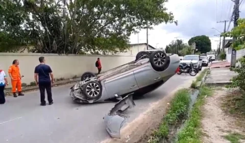 Carro capota em Manaus após motorista ter mal súbito no volante