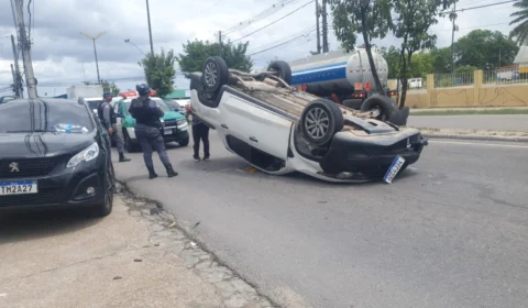 Carro capota na av. Rodrigo Otávio e afeta trânsito em Manaus