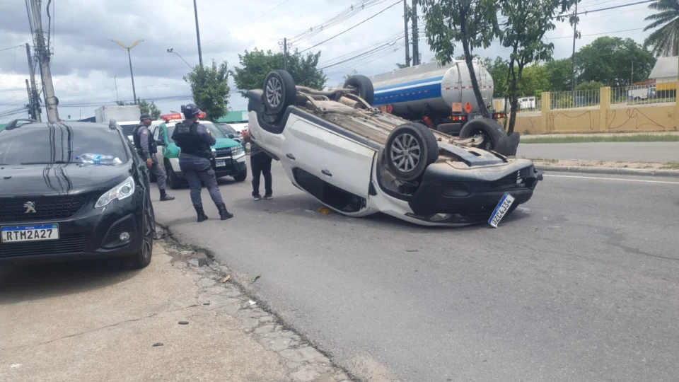 Carro capota na av. Rodrigo Otávio e afeta trânsito em Manaus