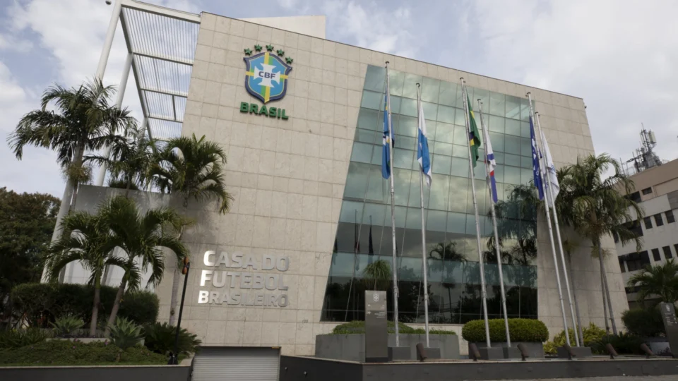 Presidente da CBF reúne clubes e busca pacificação em meio à crise