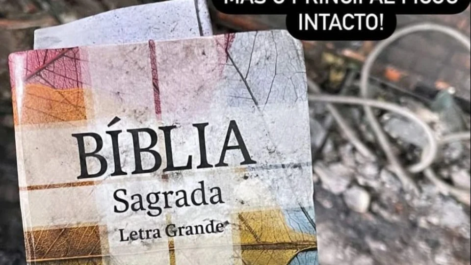 Churrascaria encontra bíblia após incêndio em Manaus: ‘intacto’
