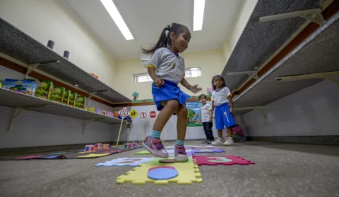 Vagas em creche: Manaus e Sesi renovam parceria para oferta de 600 vagas