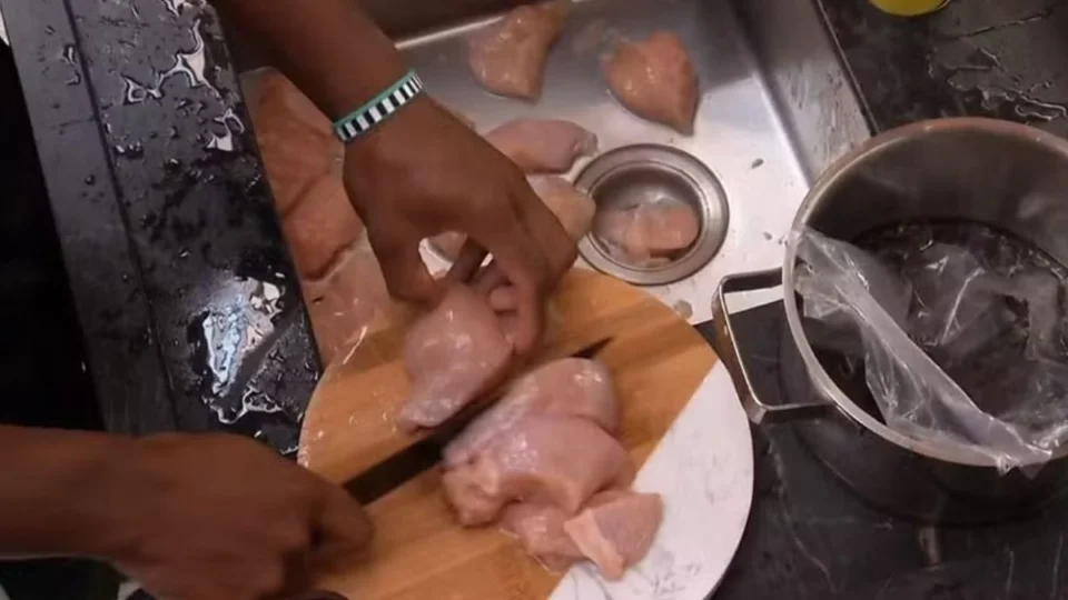 BBB 24: atitude de Davi na cozinha vira debate polêmico nas redes sociais