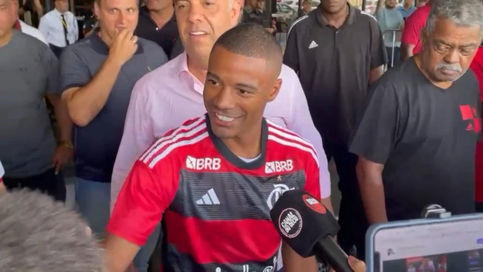 VÍDEO: reforço do Flamengo, De La Cruz desembarca no Rio de Janeiro