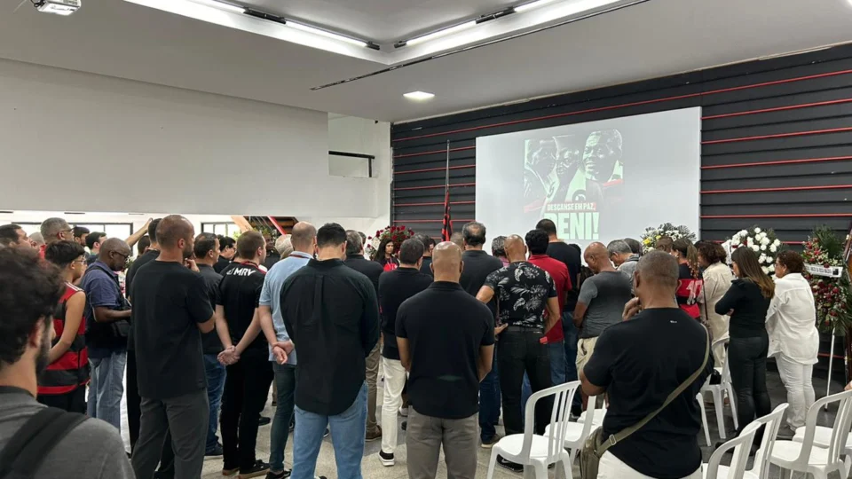 Corpo de Denir, massagista do Flamengo por 42 anos, é velado na Gávea