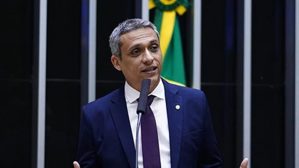 Deputado é condenado a pagar R$ 80 mil por assédio eleitoral contra funcionários