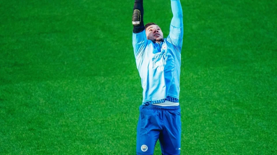 Ederson conquista o prêmio de melhor goleiro do mundo em 2023