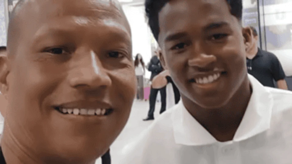 Endrick doa R$ 1 mil a engraxate que o parou para uma foto no RJ