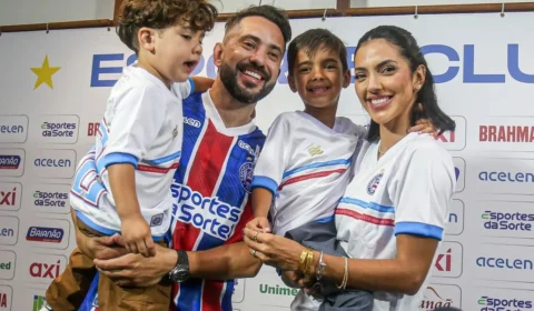 Filho de Everton Ribeiro canta hino do Flamengo durante apresentação do pai no Bahia