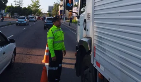 Fiscalização autua 12 caminhões em zona de restrição em Manaus