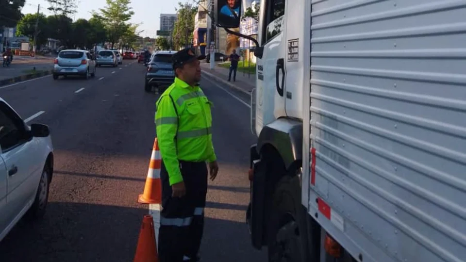 Fiscalização autua 12 caminhões em zona de restrição em Manaus