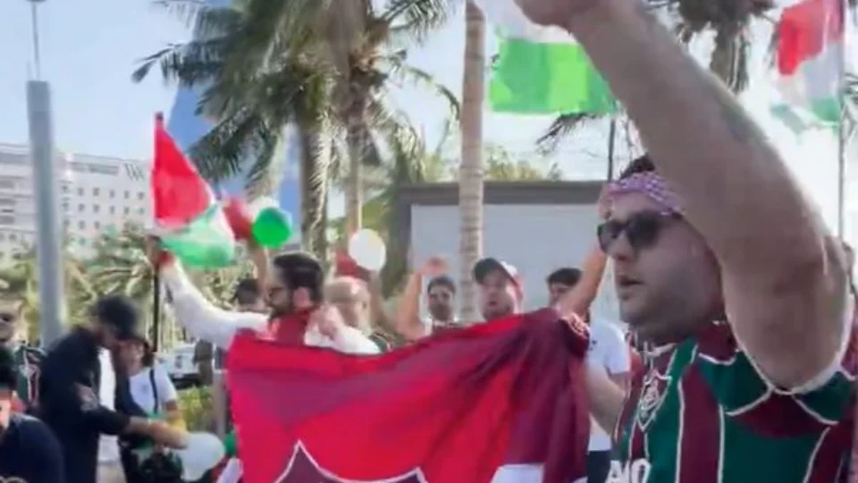 Torcida do Fluminense vai até hotel dar apoio ao time antes da decisão