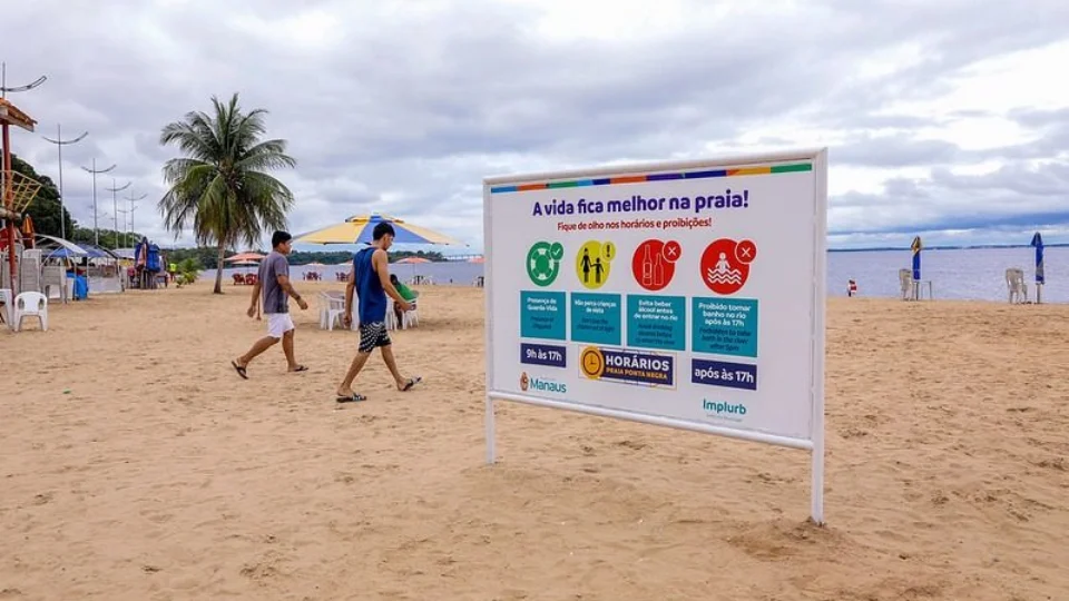 É proibido embalagens de vidro na praia Ponta Negra em Manaus, alerta Implurb