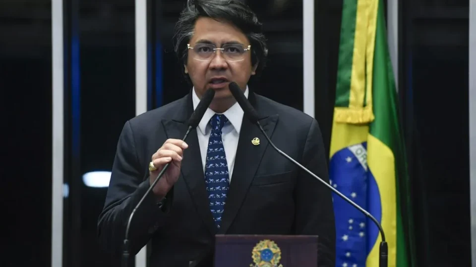 PGR cobra explicação de senador por gasto em combustível