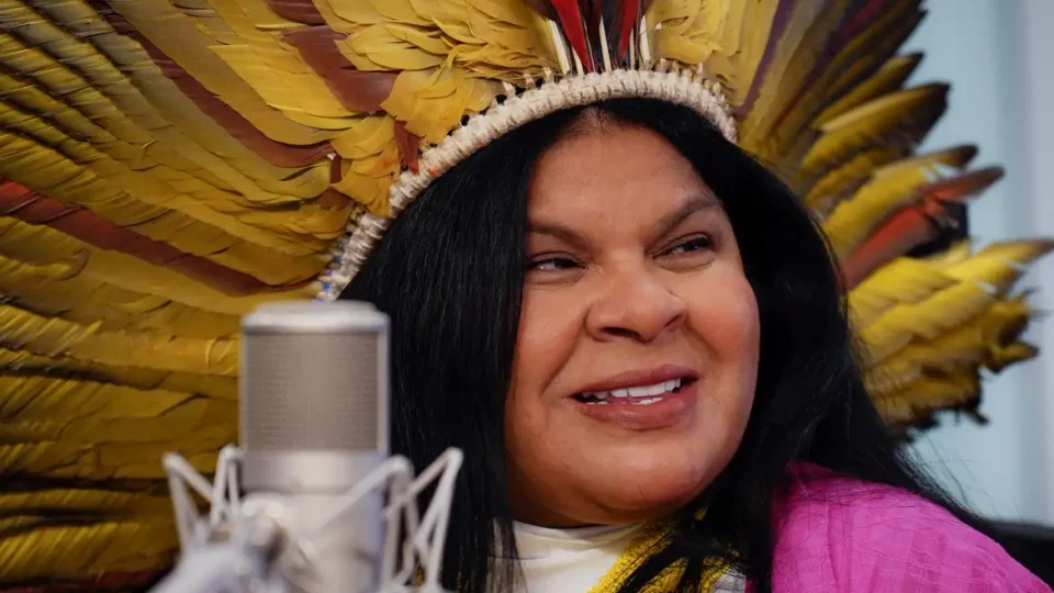 Sônia Guajajara passa mal e é atendida em hospital