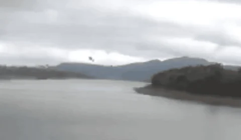 VÍDEO: helicóptero com ao menos quatro pessoas cai em lago de MG
