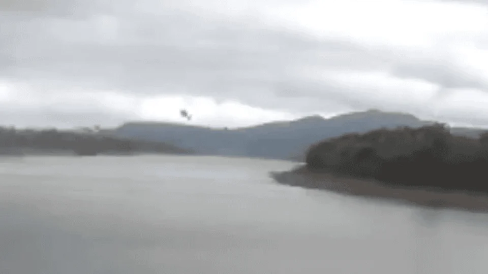 VÍDEO: helicóptero com ao menos quatro pessoas cai em lago de MG