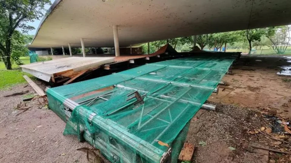 Estrutura metálica cai e deixa feridos no Parque Ibirapuera, em SP