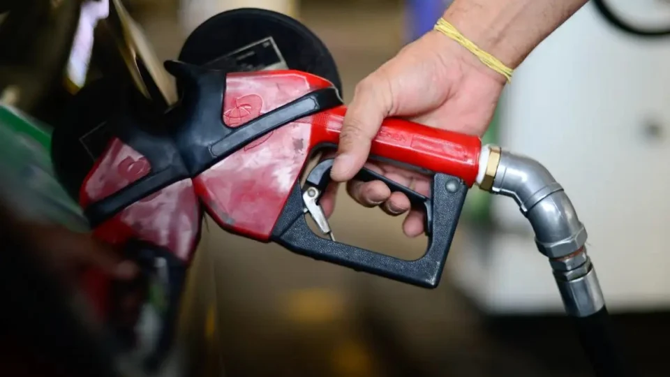 Retorna cobrança integral de impostos sobre diesel no Brasil