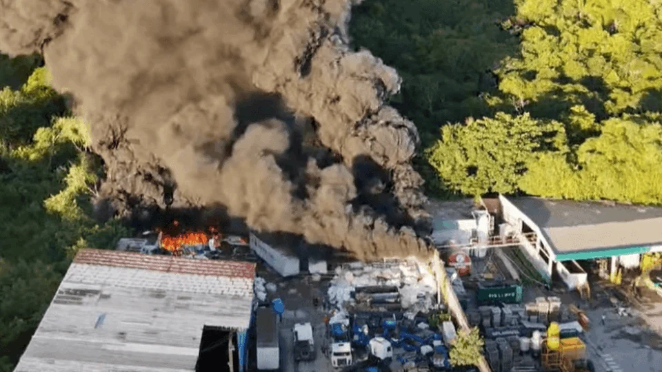 VÍDEO: incêndio de grandes proporções atinge fábrica no Distrito Industrial de Manaus
