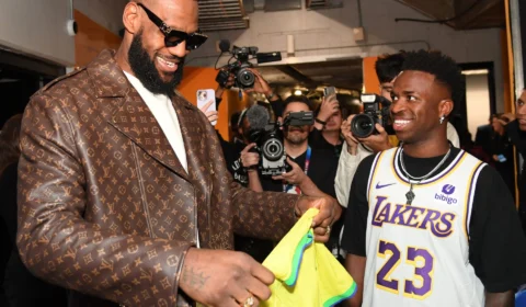 Encontro de astros: Vinícius Jr. e LeBron James trocam camisas em noite de Natal