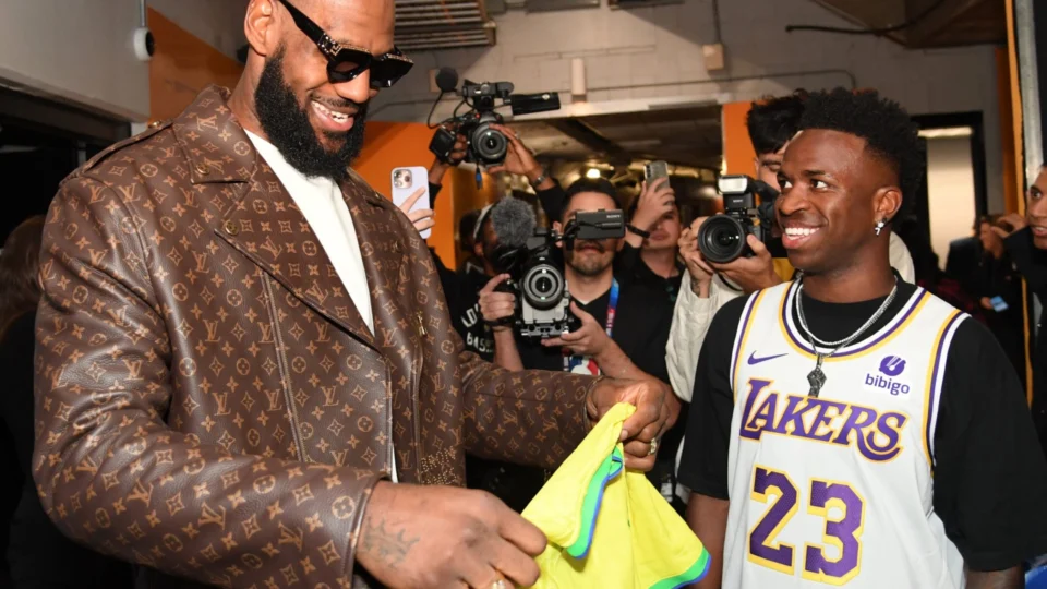 Encontro de astros: Vinícius Jr. e LeBron James trocam camisas em noite de Natal