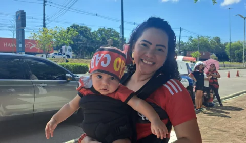 Bebê ‘Gabigol’ e mãe tentam ver jogadores do Flamengo em Manaus