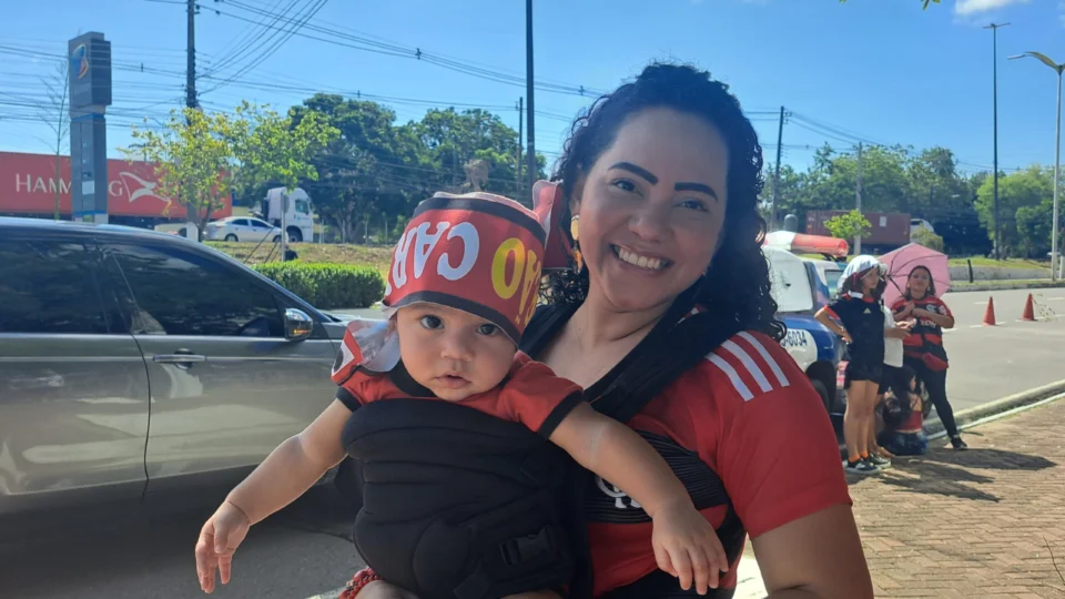 Bebê ‘Gabigol’ e mãe tentam ver jogadores do Flamengo em Manaus