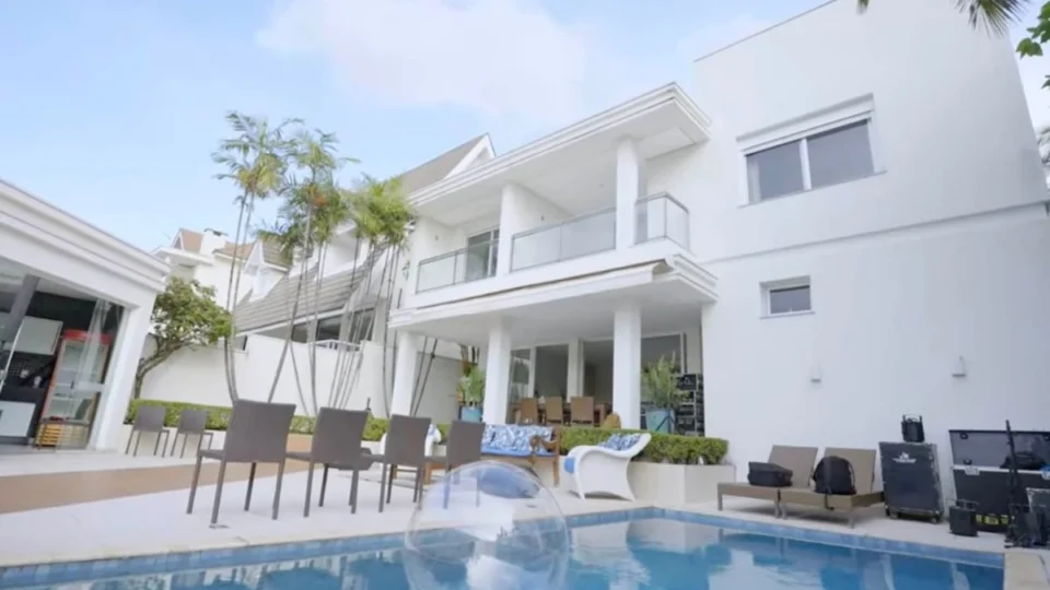 Em vídeo, autor do hit “Caneta Azul”, Manoel Gomes, mostra sua mansão de luxo; assista