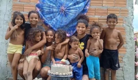 Menino de 2 anos comemora aniversário com bolo feito de areia e imagens emocionam web