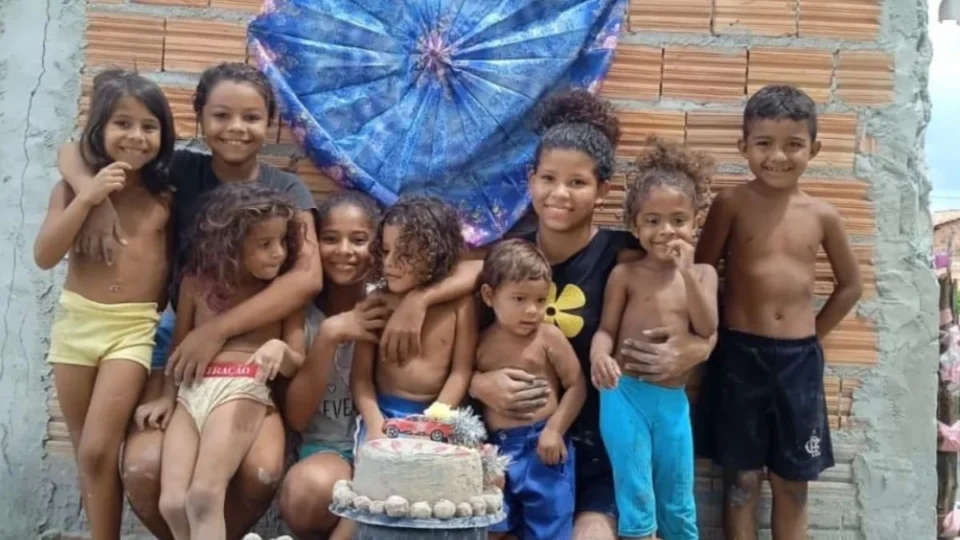 Menino de 2 anos comemora aniversário com bolo feito de areia e imagens emocionam web