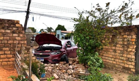 Motorista fica ferida após cruzar preferencial e bater em muro em RR