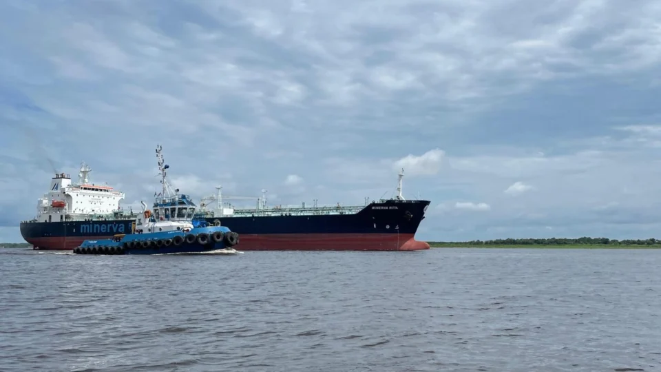 Navio fundeado há 23 dias no rio Amazonas volta a Manaus; confira