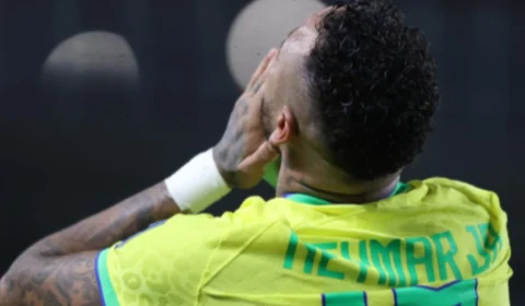 Aparência de Neymar em foto com Romário choca e internautas comentam mudança