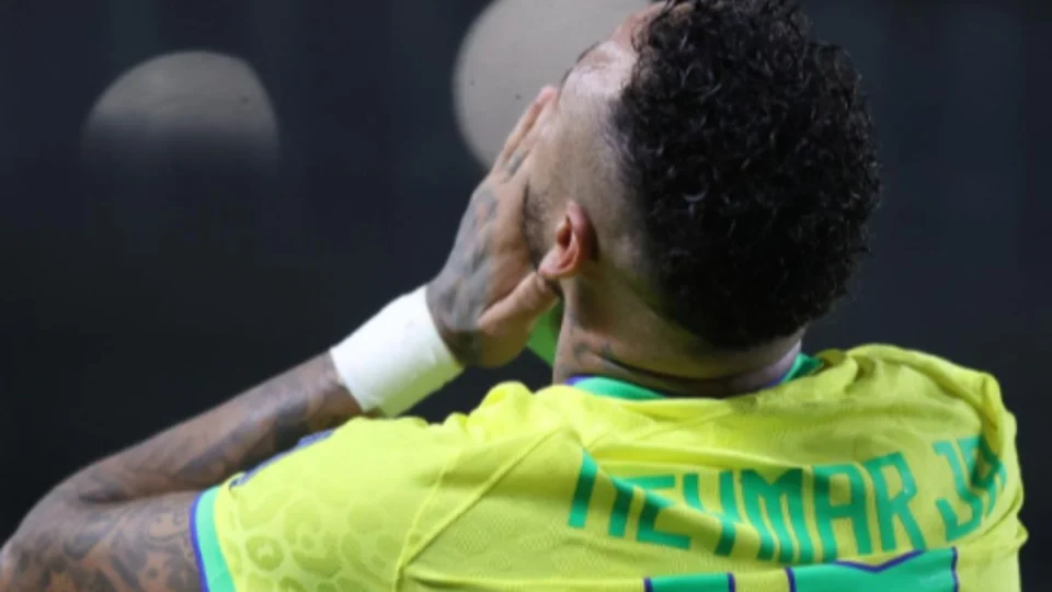 Aparência de Neymar em foto com Romário choca e internautas comentam mudança