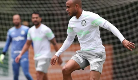Mayke treina e deve reforçar Palmeiras no clássico contra o Santos