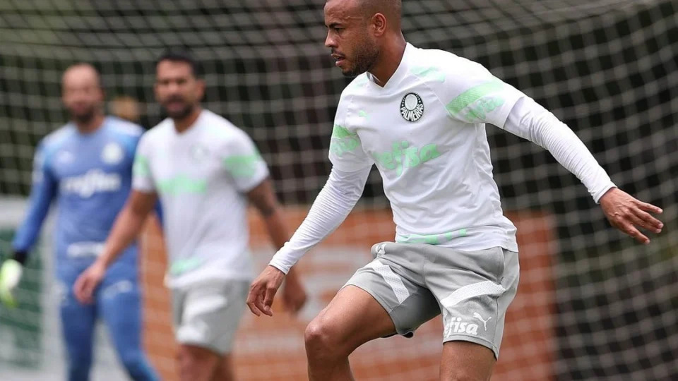 Mayke treina e deve reforçar Palmeiras no clássico contra o Santos