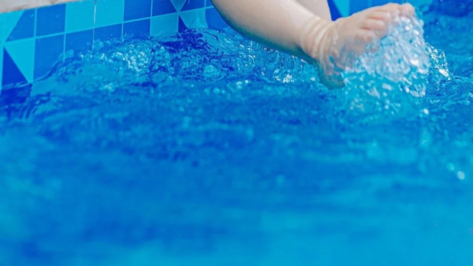 Bebê de 1 ano morre afogada após se enrolar em lona de piscina em GO
