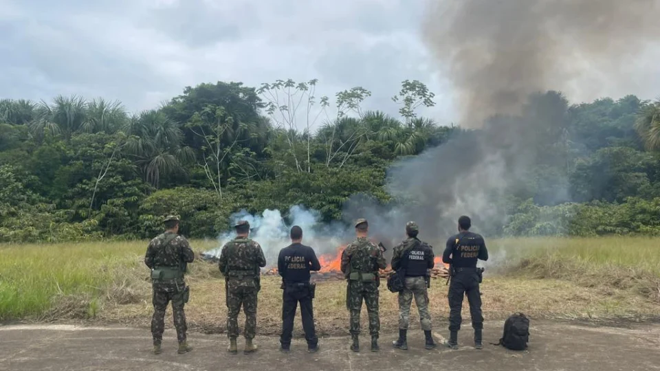 PF e Exército Brasileiro incineram 700 kg de drogas que vieram da Colômbia