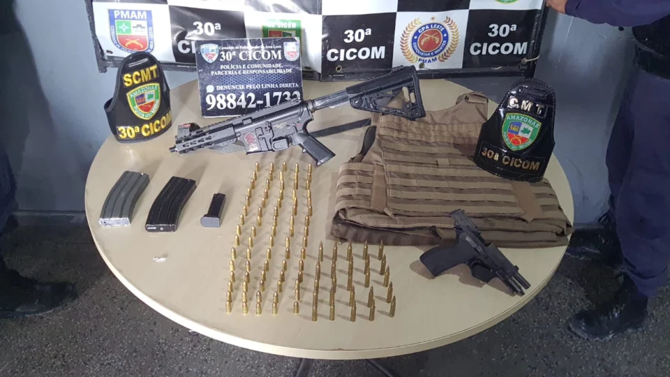 Supostos pistoleiros de facção são presos com fuzil e pistola em Manaus