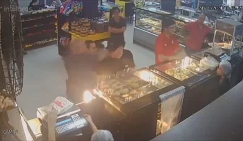 VÍDEO: PM agride homem com cotovelada em fila de padaria em Jacareí-SP