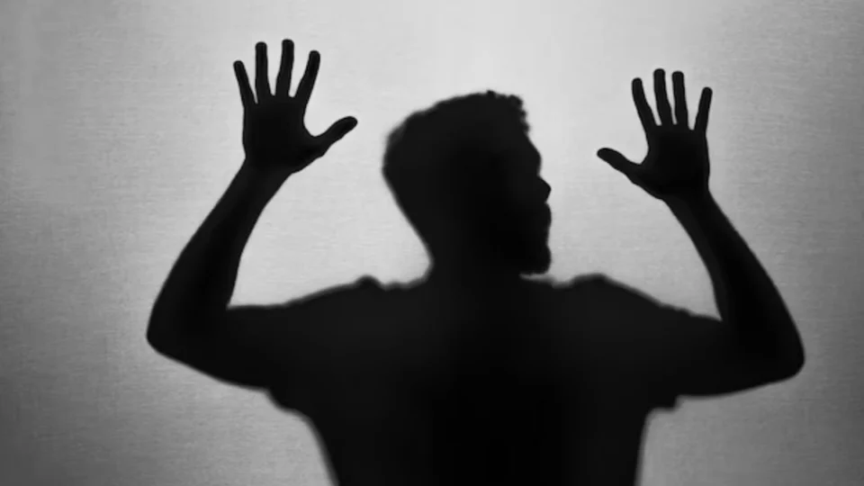 Pesquisa sugere que a psicopatia pode estar relacionada ao tamanho dos dedos