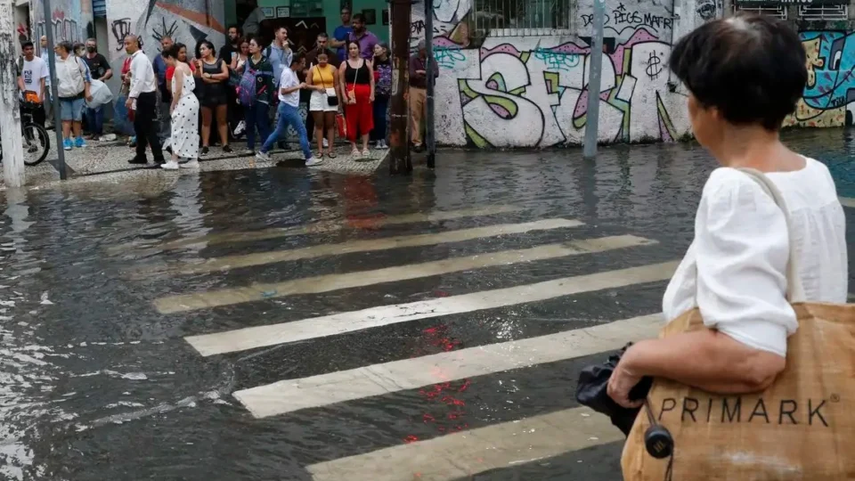 Chuva provoca alagamentos e deixa Rio de Janeiro em estado de atenção
