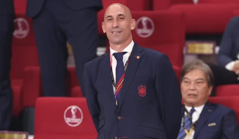 Justiça espanhola decide julgar Luis Rubiales por beijar jogadora