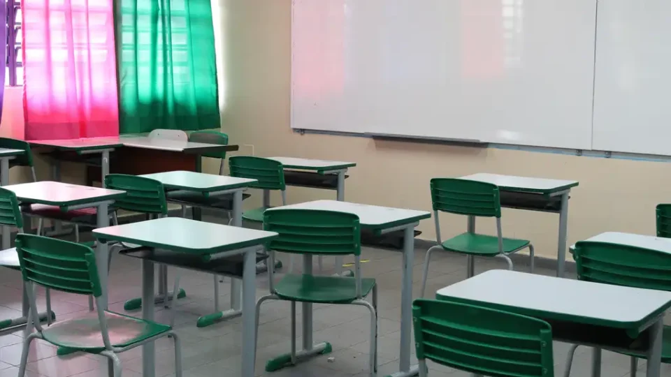 Lula sanciona lei que garante plano de carreira aos professores