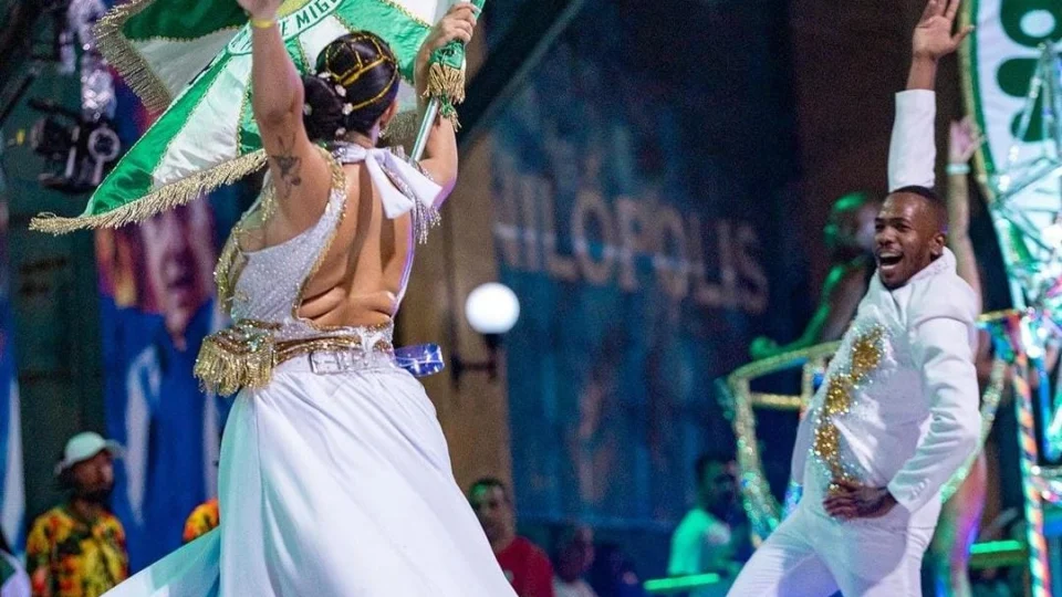 Samba da Mocidade ultrapassa funk e chega no Top 1 do Spotify; ouça