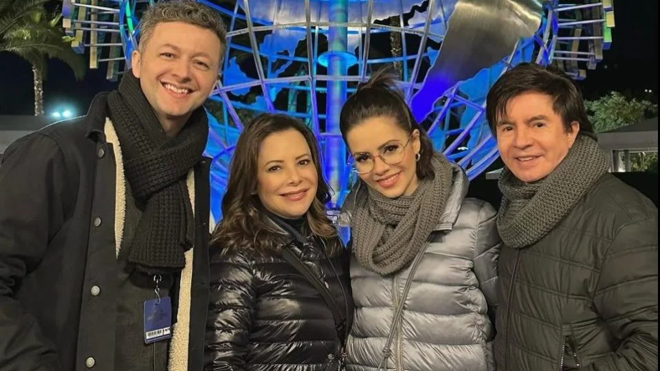 Sandy curte parque de diversões nos EUA ao lado de pais e ex-marido