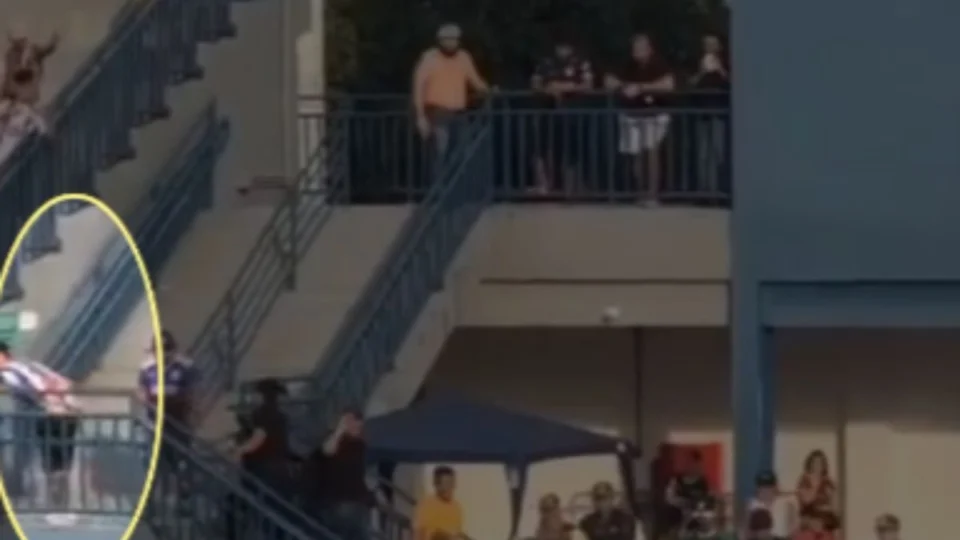 Torcedor de São Raimundo mostra bumbum para torcida rival em Manaus