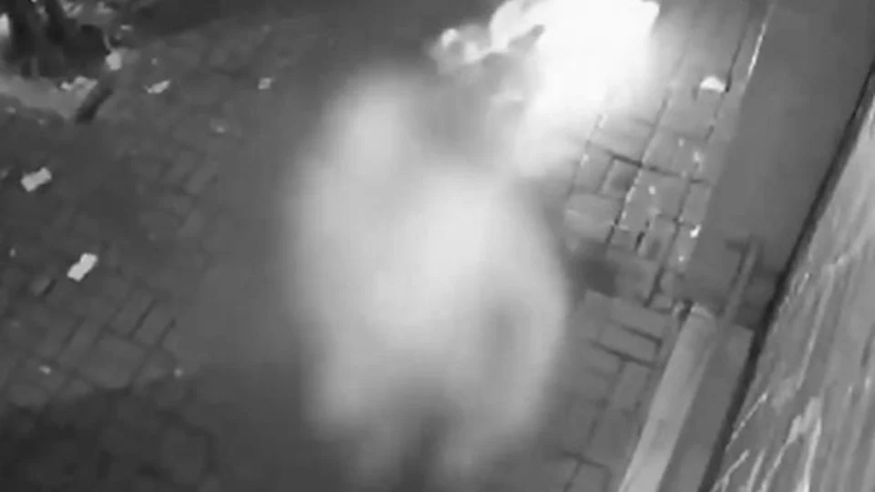 VÍDEO: vigilante arranca roupa após ser incendiado por homem