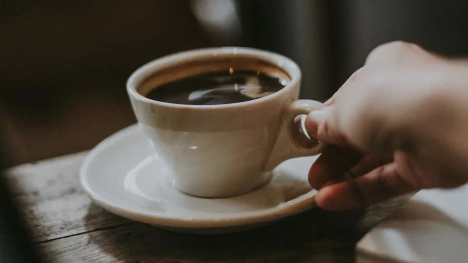 Quantas xícaras de café podemos tomar por dia? Veja indicação de especialista